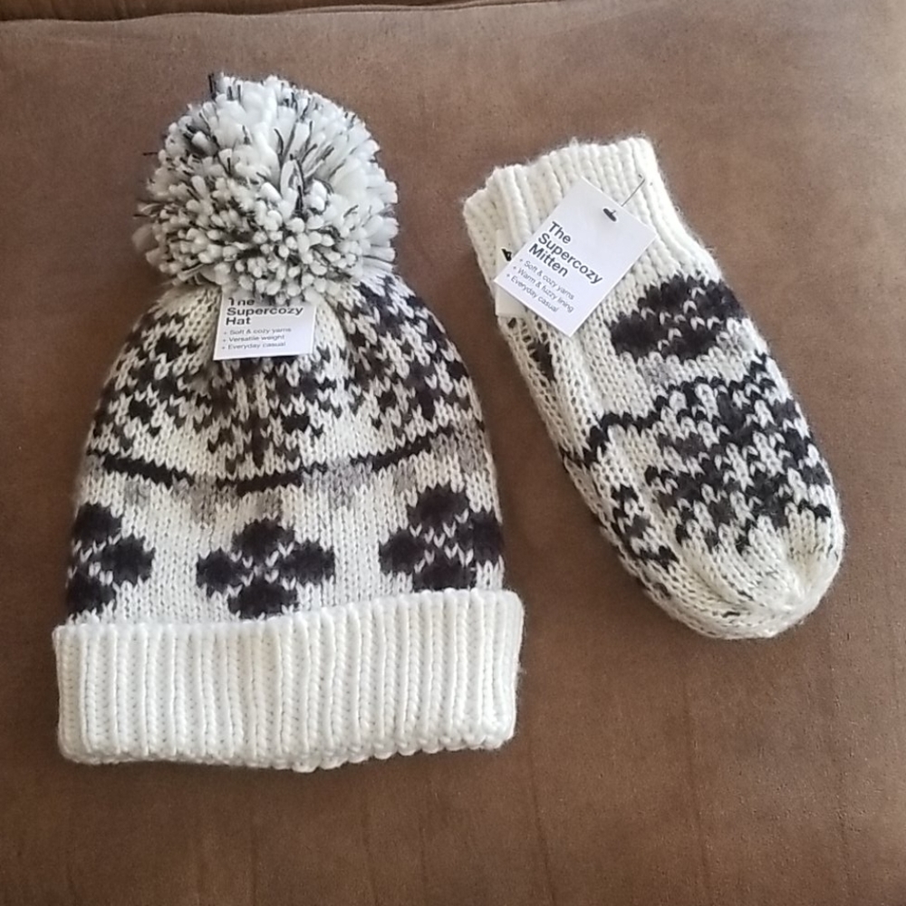 Sonoma Pom Pom Hat & Gloves